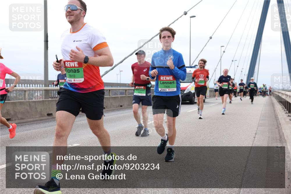 03.10.2025 - Köhlbrandbrückenlauf Lena Gebhardt http://msf.ph/oto/9203234 03.10.2025 15:52:14 Position 2 7810, 8978, 7906 meine-sportfotos.de
