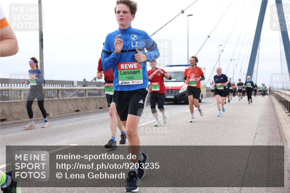 03.10.2025 - Köhlbrandbrückenlauf Lena Gebhardt http://msf.ph/oto/9203235 03.10.2025 15:52:15 Position 2 7906, 8978 meine-sportfotos.de