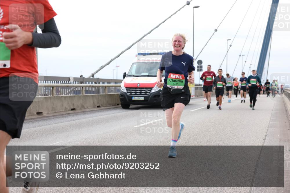03.10.2025 - Köhlbrandbrückenlauf Lena Gebhardt http://msf.ph/oto/9203252 03.10.2025 15:52:17 Position 2 4249, 7415 meine-sportfotos.de