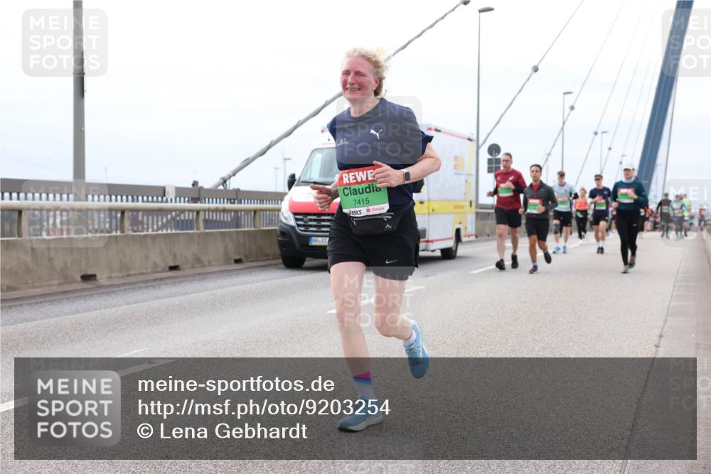 03.10.2025 - Köhlbrandbrückenlauf Lena Gebhardt http://msf.ph/oto/9203254 03.10.2025 15:52:18 Position 2 7415 meine-sportfotos.de