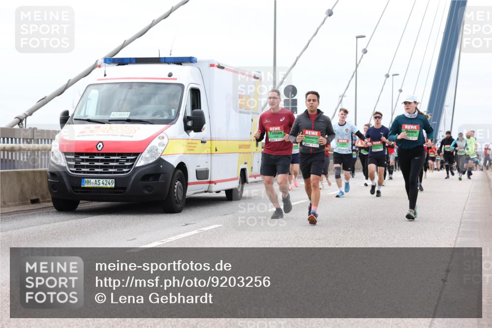03.10.2025 - Köhlbrandbrückenlauf Lena Gebhardt http://msf.ph/oto/9203256 03.10.2025 15:52:19 Position 2 42, 85, 1, 4249, 1, 7728, 7119 meine-sportfotos.de