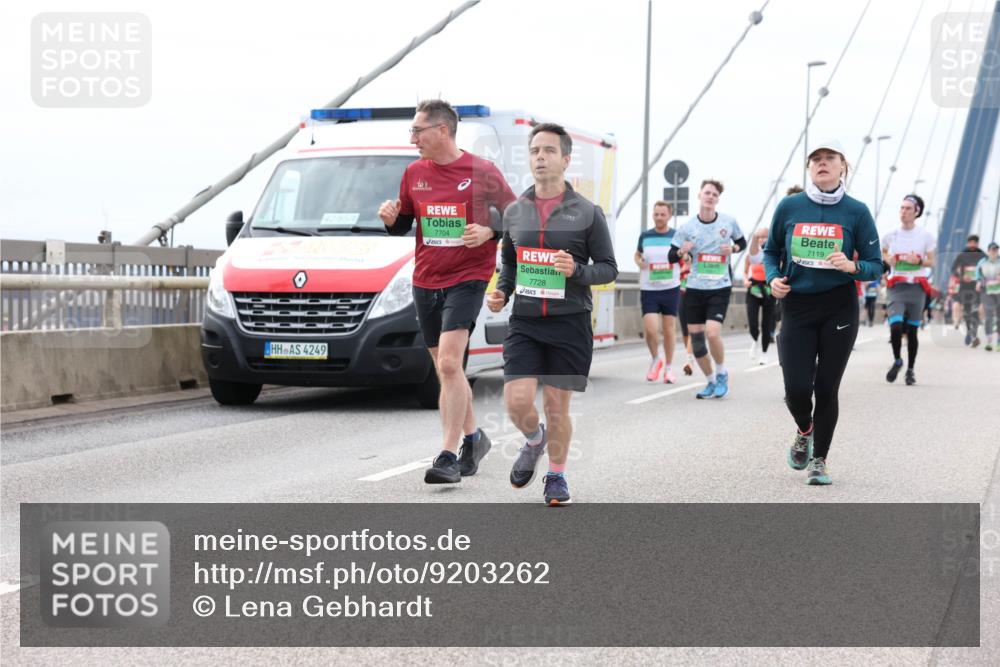 03.10.2025 - Köhlbrandbrückenlauf Lena Gebhardt http://msf.ph/oto/9203262 03.10.2025 15:52:20 Position 2 42, 85, 4249, 7704, 7728, 7119 meine-sportfotos.de