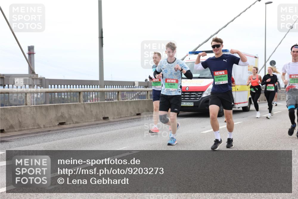03.10.2025 - Köhlbrandbrückenlauf Lena Gebhardt http://msf.ph/oto/9203273 03.10.2025 15:52:24 Position 2 7907, 4249, 9653, 9427 meine-sportfotos.de