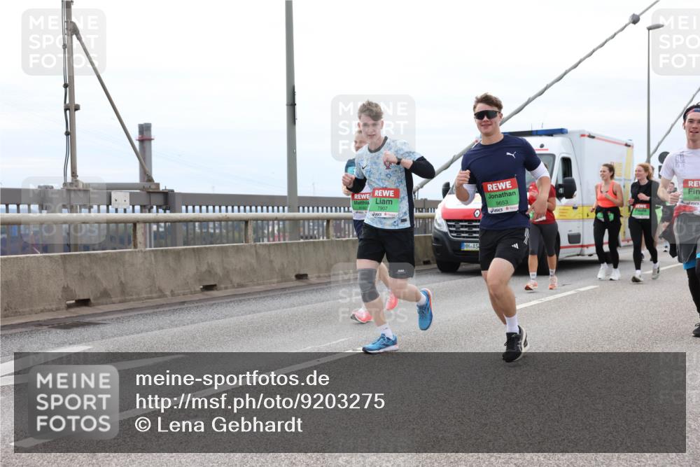 03.10.2025 - Köhlbrandbrückenlauf Lena Gebhardt http://msf.ph/oto/9203275 03.10.2025 15:52:24 Position 2 7907, 9653 meine-sportfotos.de
