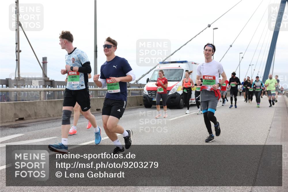 03.10.2025 - Köhlbrandbrückenlauf Lena Gebhardt http://msf.ph/oto/9203279 03.10.2025 15:52:25 Position 2 7907, 9653, 9427 meine-sportfotos.de