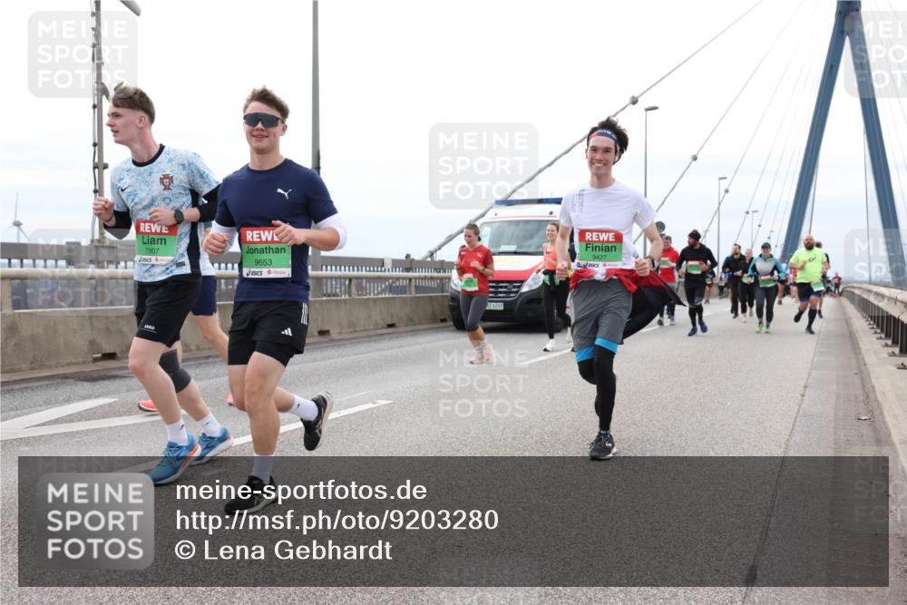 03.10.2025 - Köhlbrandbrückenlauf Lena Gebhardt http://msf.ph/oto/9203280 03.10.2025 15:52:25 Position 2 7907, 9653, 4249, 9427 meine-sportfotos.de
