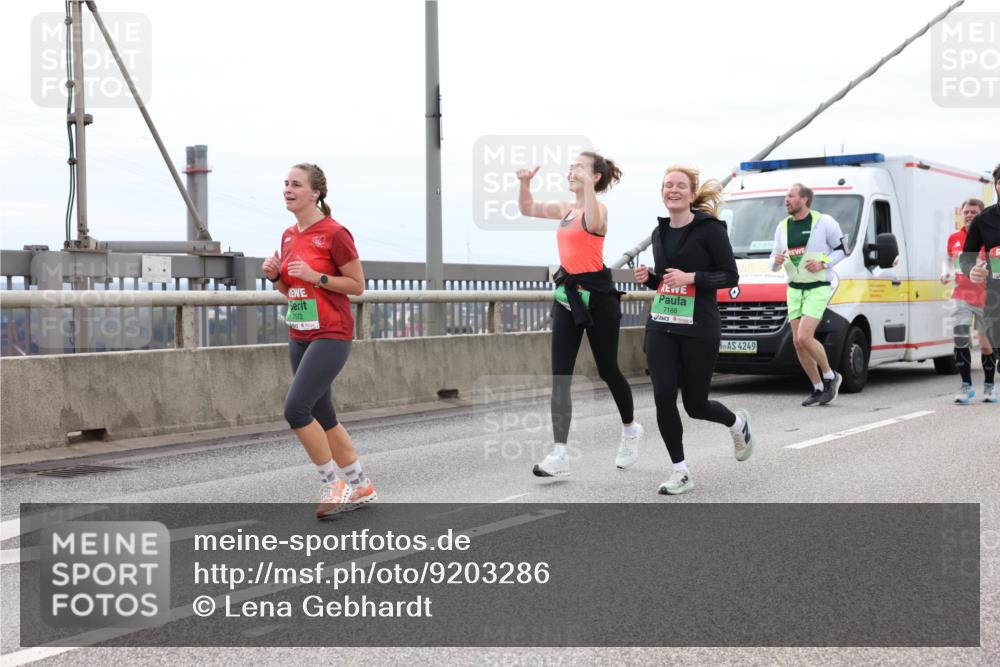 03.10.2025 - Köhlbrandbrückenlauf Lena Gebhardt http://msf.ph/oto/9203286 03.10.2025 15:52:27 Position 2 7572, 7188, 4249 meine-sportfotos.de
