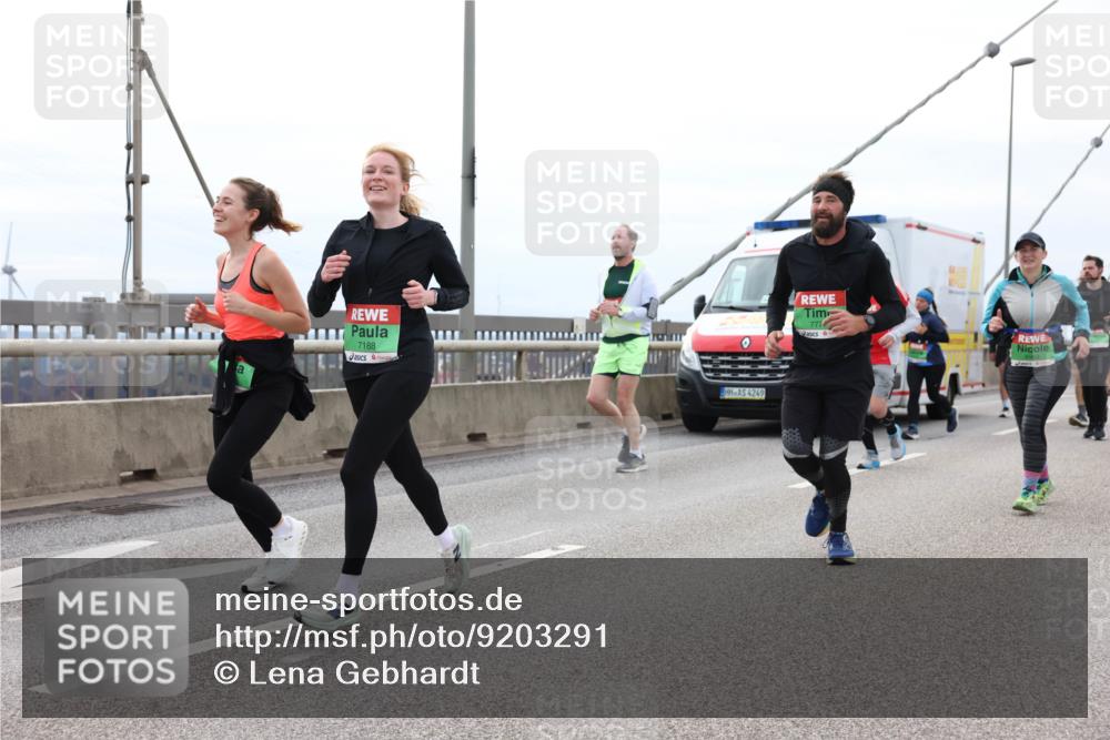 03.10.2025 - Köhlbrandbrückenlauf Lena Gebhardt http://msf.ph/oto/9203291 03.10.2025 15:52:28 Position 2 7188, 4249, 777 meine-sportfotos.de