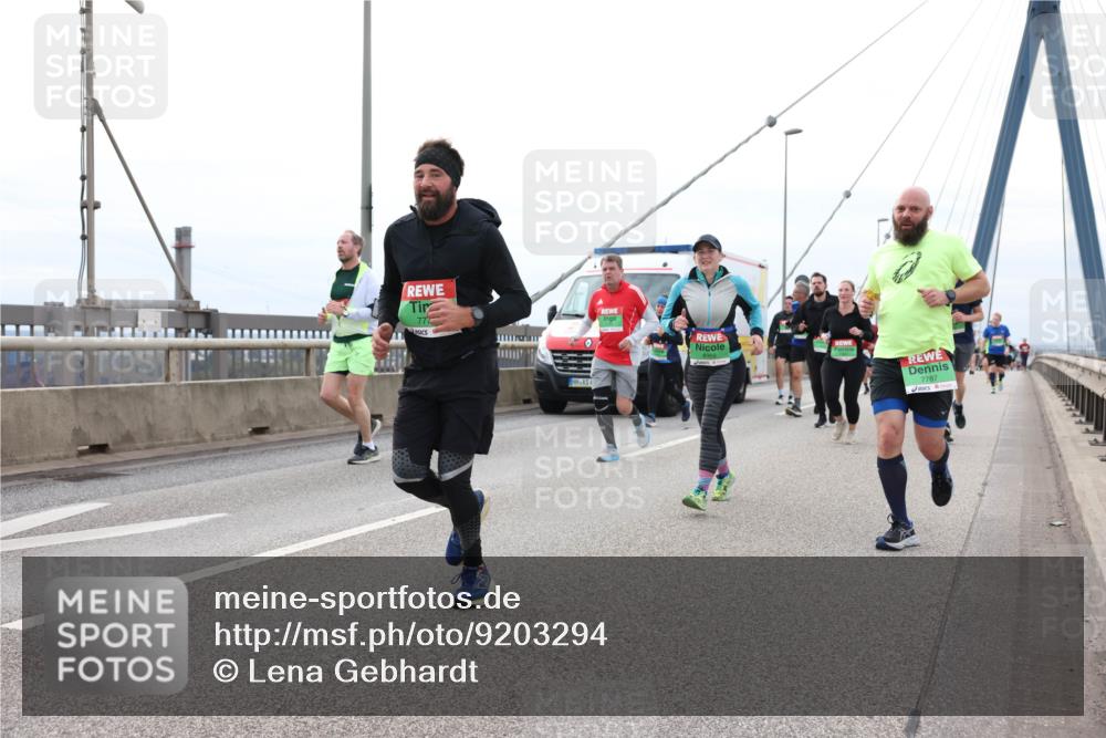 03.10.2025 - Köhlbrandbrückenlauf Lena Gebhardt http://msf.ph/oto/9203294 03.10.2025 15:52:28 Position 2 77, 8969, 7787 meine-sportfotos.de