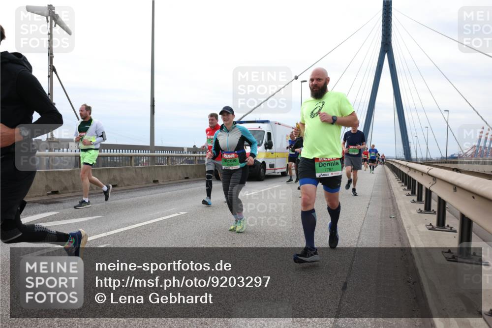03.10.2025 - Köhlbrandbrückenlauf Lena Gebhardt http://msf.ph/oto/9203297 03.10.2025 15:52:29 Position 2 7787 meine-sportfotos.de