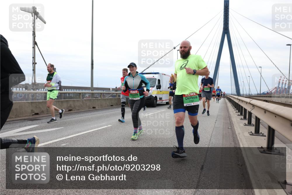 03.10.2025 - Köhlbrandbrückenlauf Lena Gebhardt http://msf.ph/oto/9203298 03.10.2025 15:52:29 Position 2 7787 meine-sportfotos.de