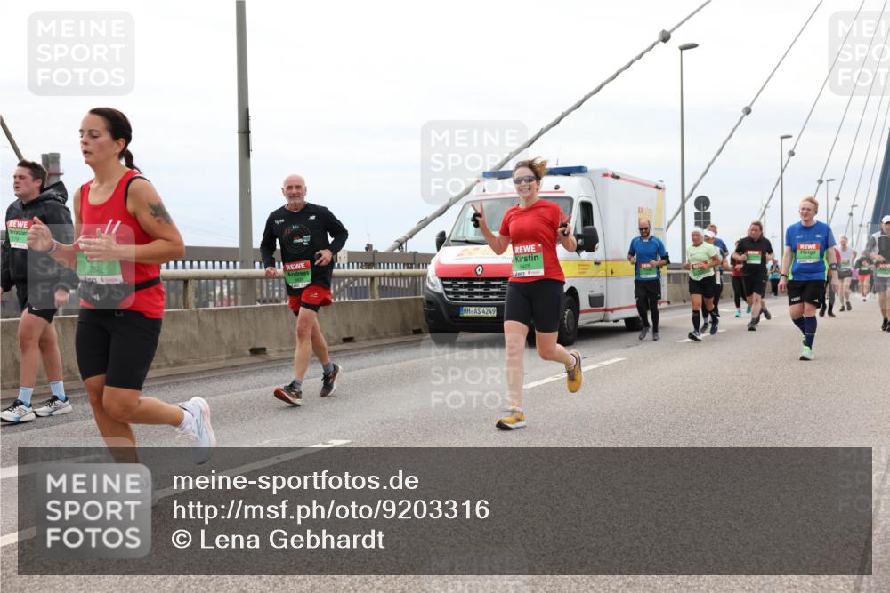 03.10.2025 - Köhlbrandbrückenlauf Lena Gebhardt http://msf.ph/oto/9203316 03.10.2025 15:52:36 Position 2 7872, 4249, 9425 meine-sportfotos.de
