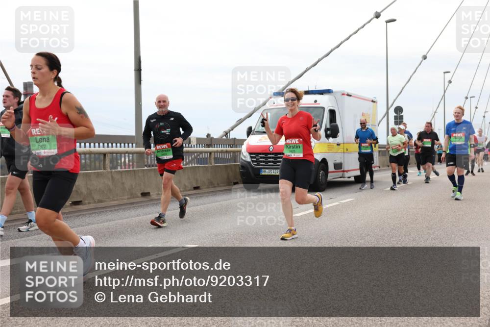 03.10.2025 - Köhlbrandbrückenlauf Lena Gebhardt http://msf.ph/oto/9203317 03.10.2025 15:52:36 Position 2 7872, 4249, 9425 meine-sportfotos.de