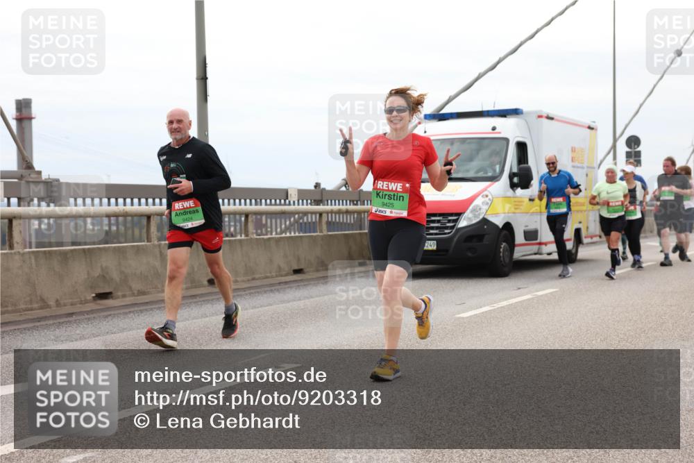 03.10.2025 - Köhlbrandbrückenlauf Lena Gebhardt http://msf.ph/oto/9203318 03.10.2025 15:52:37 Position 2 9424, 9425, 249 meine-sportfotos.de