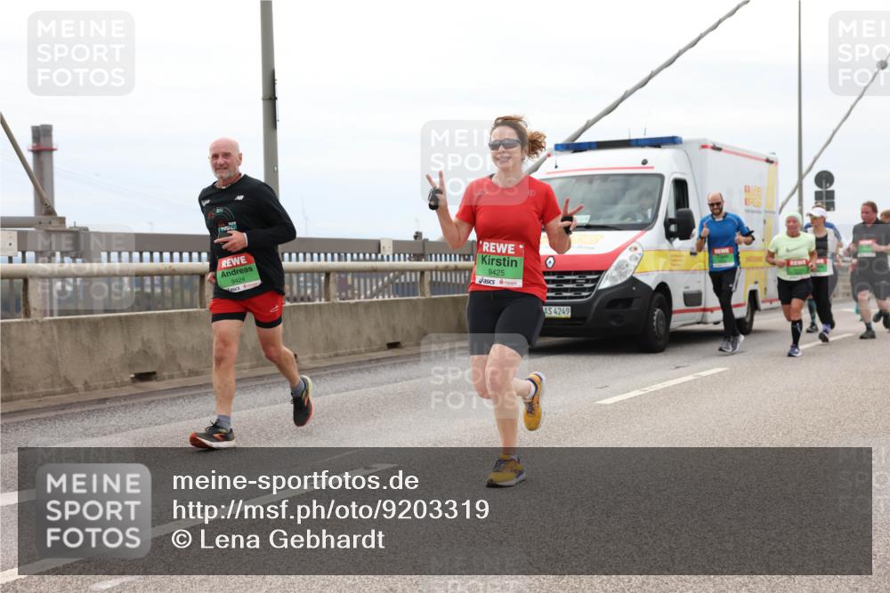 03.10.2025 - Köhlbrandbrückenlauf Lena Gebhardt http://msf.ph/oto/9203319 03.10.2025 15:52:37 Position 2 9424, 9425, 4249 meine-sportfotos.de