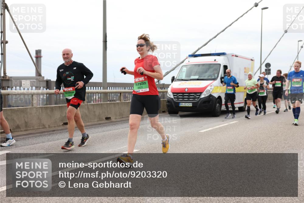 03.10.2025 - Köhlbrandbrückenlauf Lena Gebhardt http://msf.ph/oto/9203320 03.10.2025 15:52:37 Position 2 9424, 9425, 4249 meine-sportfotos.de