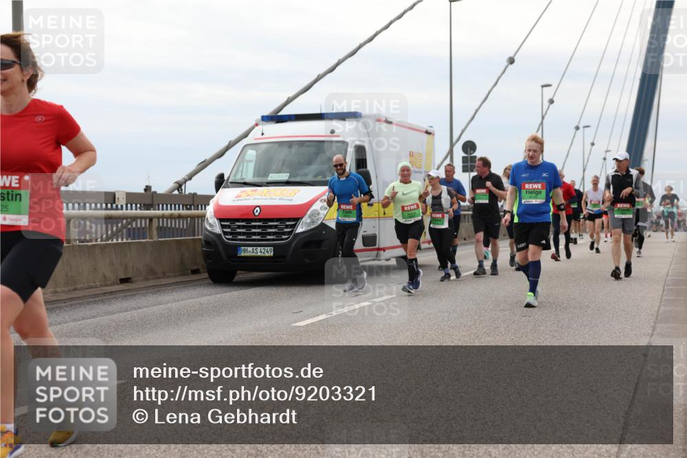 03.10.2025 - Köhlbrandbrückenlauf Lena Gebhardt http://msf.ph/oto/9203321 03.10.2025 15:52:37 Position 2 25, 42, 85, 4, 4249 meine-sportfotos.de