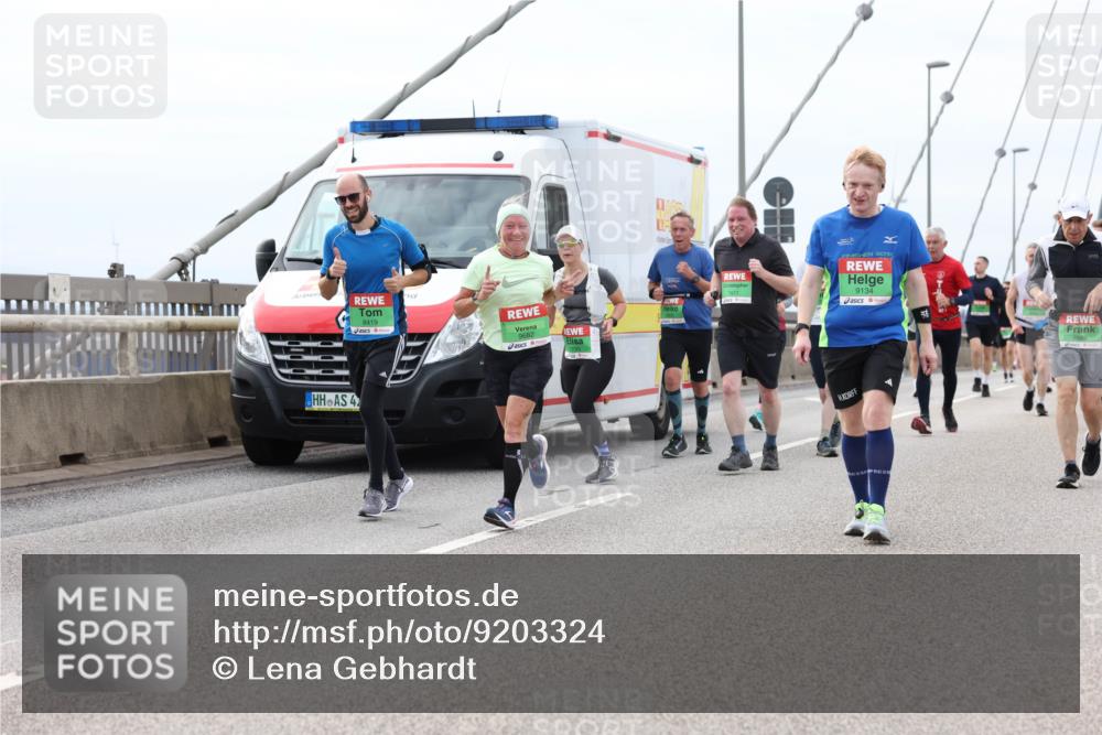 03.10.2025 - Köhlbrandbrückenlauf Lena Gebhardt http://msf.ph/oto/9203324 03.10.2025 15:52:38 Position 2 4, 8419, 9682, 9134 meine-sportfotos.de