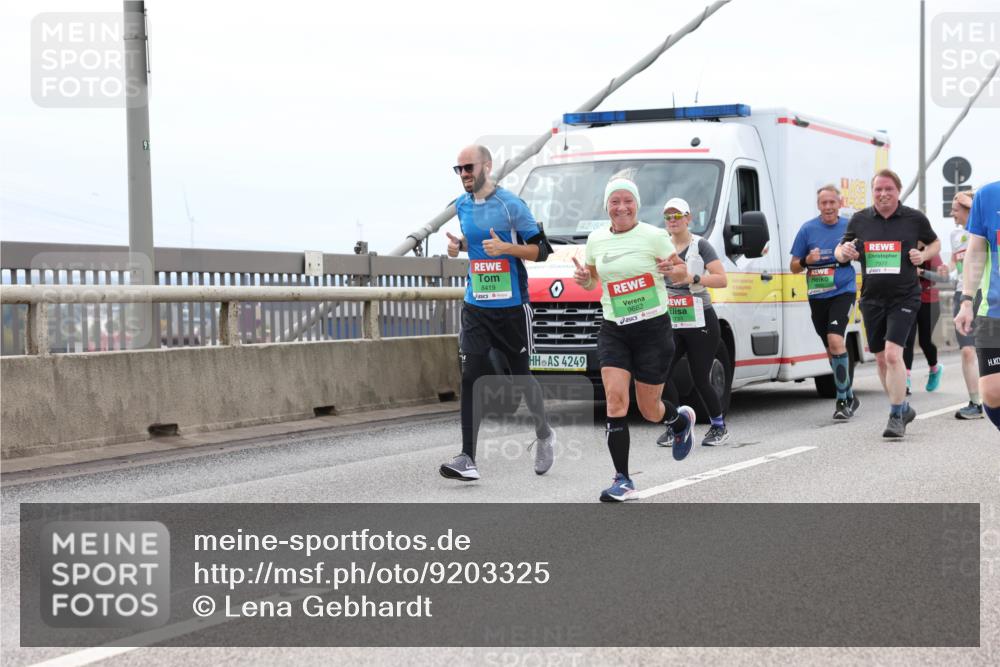 03.10.2025 - Köhlbrandbrückenlauf Lena Gebhardt http://msf.ph/oto/9203325 03.10.2025 15:52:39 Position 2 42, 85, 8419, 9682, 4249, 7733, 7977 meine-sportfotos.de