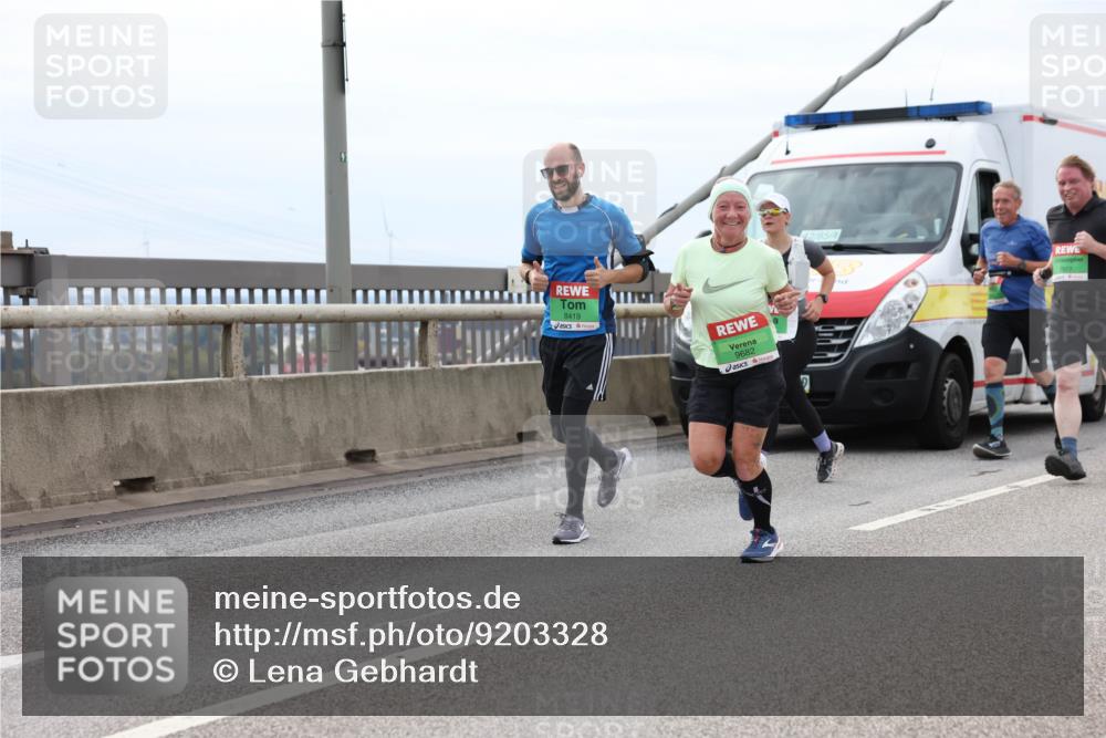 03.10.2025 - Köhlbrandbrückenlauf Lena Gebhardt http://msf.ph/oto/9203328 03.10.2025 15:52:39 Position 2 91, 8419, 9682, 42, 85, 4 meine-sportfotos.de