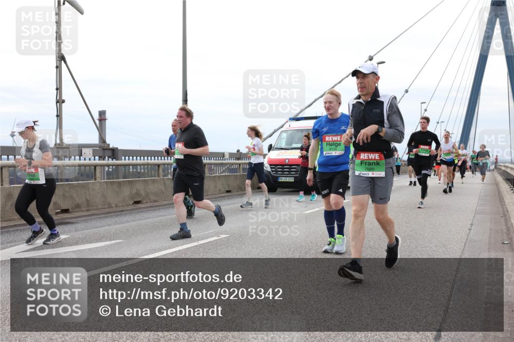 03.10.2025 - Köhlbrandbrückenlauf Lena Gebhardt http://msf.ph/oto/9203342 03.10.2025 15:52:41 Position 2 4249, 9134, 7689 meine-sportfotos.de