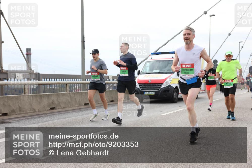 03.10.2025 - Köhlbrandbrückenlauf Lena Gebhardt http://msf.ph/oto/9203353 03.10.2025 15:52:45 Position 2 42, 85, 4249, 9530 meine-sportfotos.de
