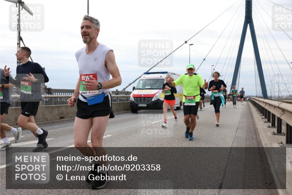 03.10.2025 - Köhlbrandbrückenlauf Lena Gebhardt http://msf.ph/oto/9203358 03.10.2025 15:52:46 Position 2 4249 meine-sportfotos.de