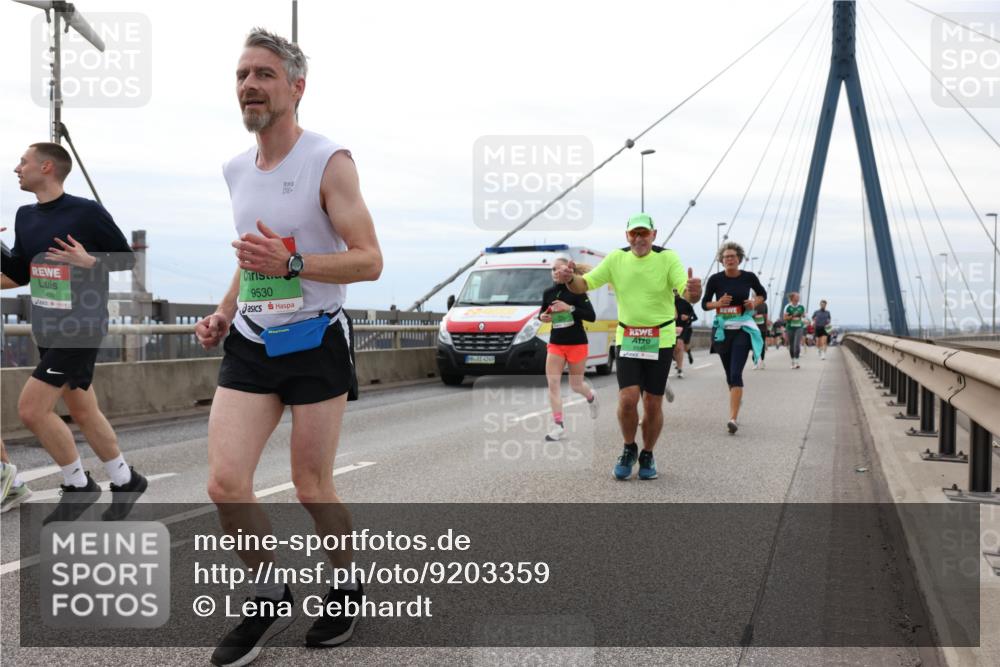03.10.2025 - Köhlbrandbrückenlauf Lena Gebhardt http://msf.ph/oto/9203359 03.10.2025 15:52:46 Position 2 593, 8456, 9530, 4249 meine-sportfotos.de