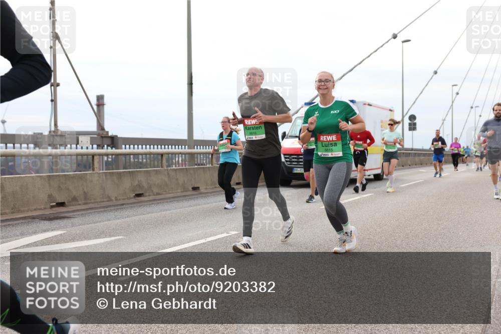 03.10.2025 - Köhlbrandbrückenlauf Lena Gebhardt http://msf.ph/oto/9203382 03.10.2025 15:52:53 Position 2 8816, 7, 8815 meine-sportfotos.de