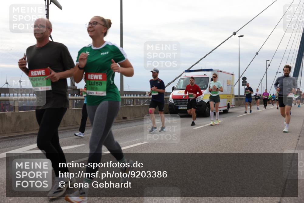 03.10.2025 - Köhlbrandbrückenlauf Lena Gebhardt http://msf.ph/oto/9203386 03.10.2025 15:52:54 Position 2 8816, 8815, 424 meine-sportfotos.de