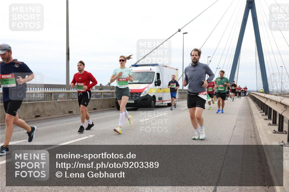 03.10.2025 - Köhlbrandbrückenlauf Lena Gebhardt http://msf.ph/oto/9203389 03.10.2025 15:52:55 Position 2 8227, 4249 meine-sportfotos.de
