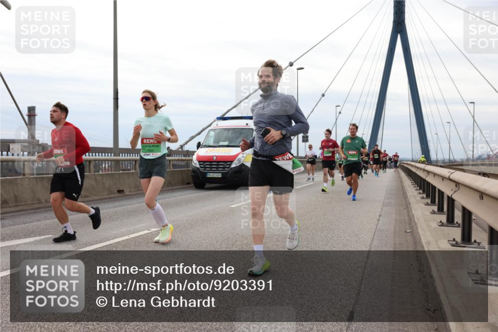 03.10.2025 - Köhlbrandbrückenlauf Lena Gebhardt http://msf.ph/oto/9203391 03.10.2025 15:52:56 Position 2 7604, 4249 meine-sportfotos.de