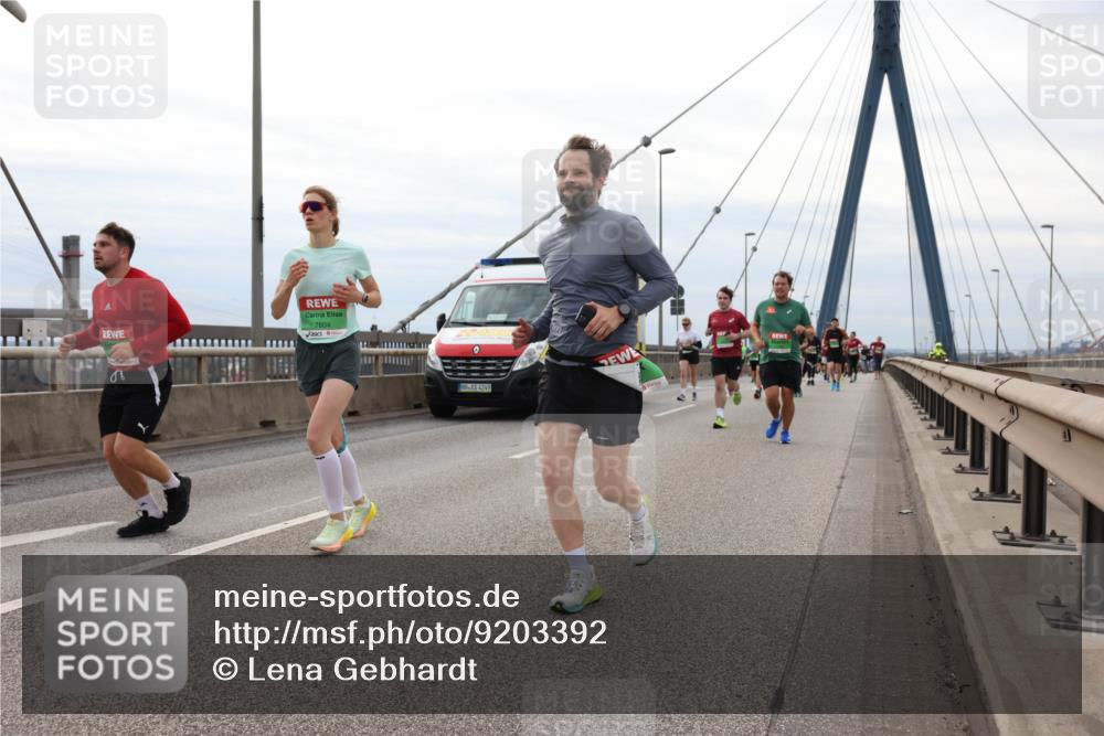03.10.2025 - Köhlbrandbrückenlauf Lena Gebhardt http://msf.ph/oto/9203392 03.10.2025 15:52:56 Position 2 7604, 88, 4249 meine-sportfotos.de