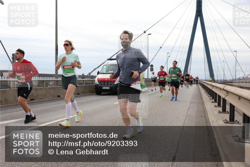 03.10.2025 - Köhlbrandbrückenlauf Lena Gebhardt http://msf.ph/oto/9203393 03.10.2025 15:52:56 Position 2 7604, 4249 meine-sportfotos.de