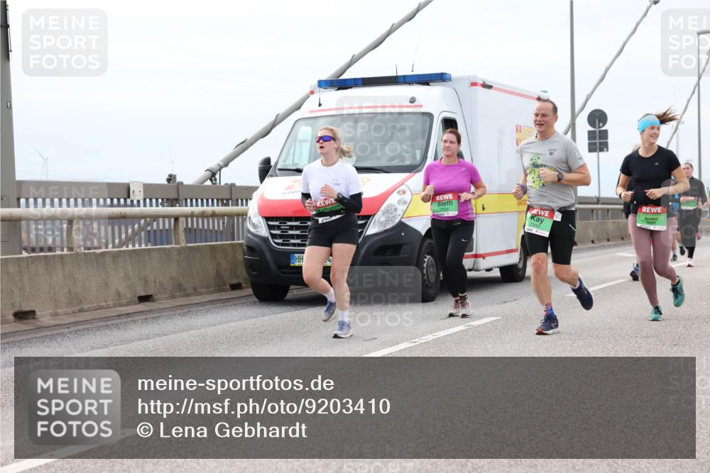 03.10.2025 - Köhlbrandbrückenlauf Lena Gebhardt http://msf.ph/oto/9203410 03.10.2025 15:52:59 Position 2 97, 9686, 7243, 4 meine-sportfotos.de