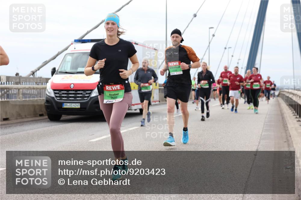 03.10.2025 - Köhlbrandbrückenlauf Lena Gebhardt http://msf.ph/oto/9203423 03.10.2025 15:53:02 Position 2 4249, 9686, 7749 meine-sportfotos.de