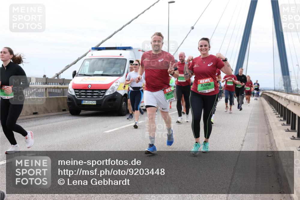 03.10.2025 - Köhlbrandbrückenlauf Lena Gebhardt http://msf.ph/oto/9203448 03.10.2025 15:53:06 Position 2 7440, 4249, 7676 meine-sportfotos.de