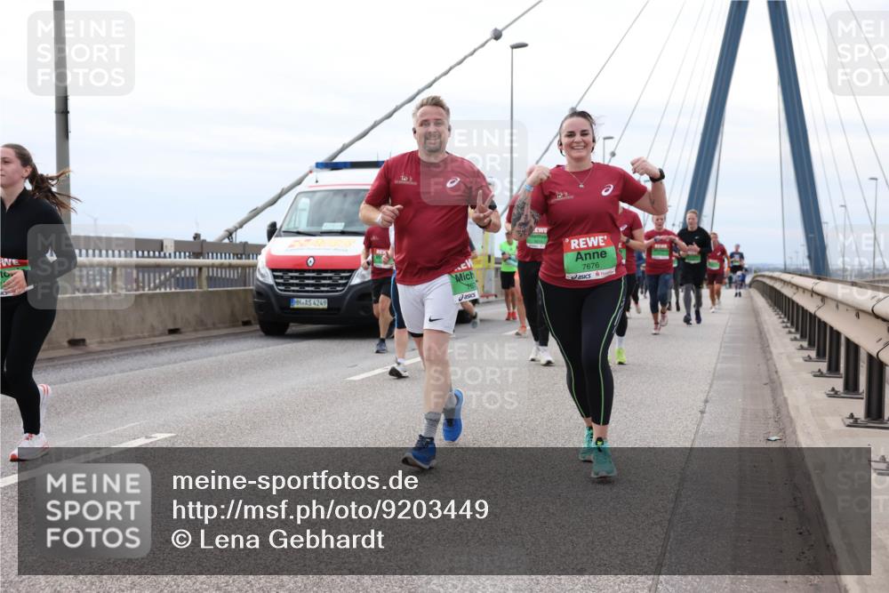 03.10.2025 - Köhlbrandbrückenlauf Lena Gebhardt http://msf.ph/oto/9203449 03.10.2025 15:53:06 Position 2 4249, 767, 7676 meine-sportfotos.de