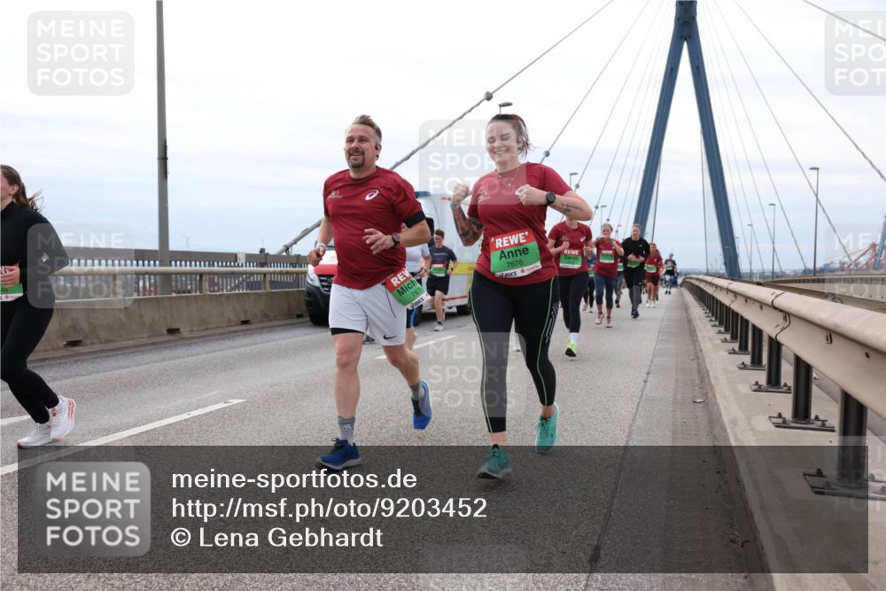 03.10.2025 - Köhlbrandbrückenlauf Lena Gebhardt http://msf.ph/oto/9203452 03.10.2025 15:53:07 Position 2 7676, 7676 meine-sportfotos.de
