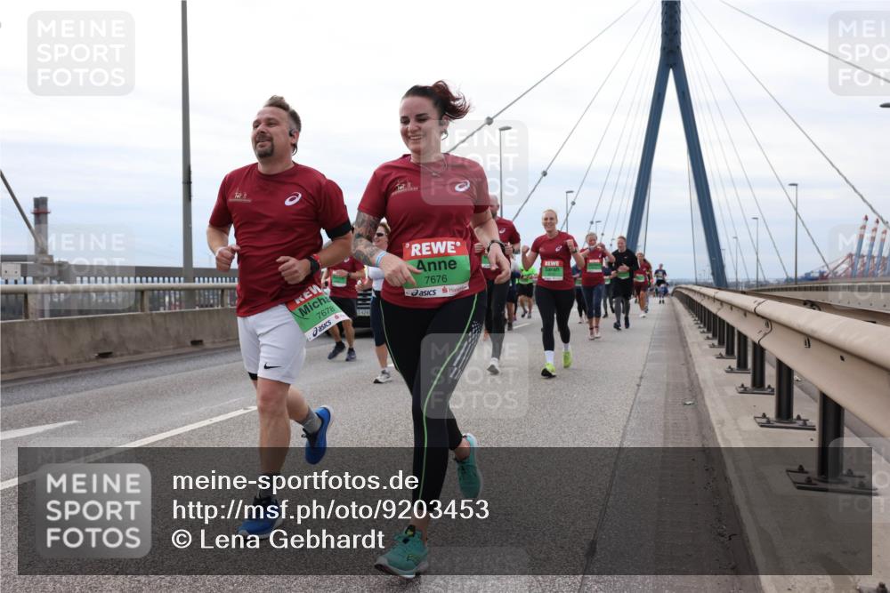 03.10.2025 - Köhlbrandbrückenlauf Lena Gebhardt http://msf.ph/oto/9203453 03.10.2025 15:53:07 Position 2 10, 7678, 7676, 424 meine-sportfotos.de