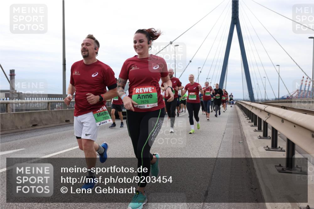 03.10.2025 - Köhlbrandbrückenlauf Lena Gebhardt http://msf.ph/oto/9203454 03.10.2025 15:53:07 Position 2 7678, 7676 meine-sportfotos.de