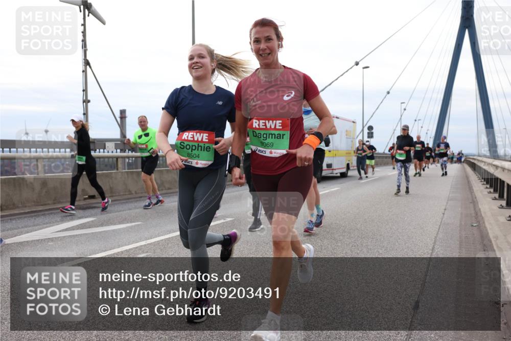 03.10.2025 - Köhlbrandbrückenlauf Lena Gebhardt http://msf.ph/oto/9203491 03.10.2025 15:53:13 Position 2 8504, 9069 meine-sportfotos.de