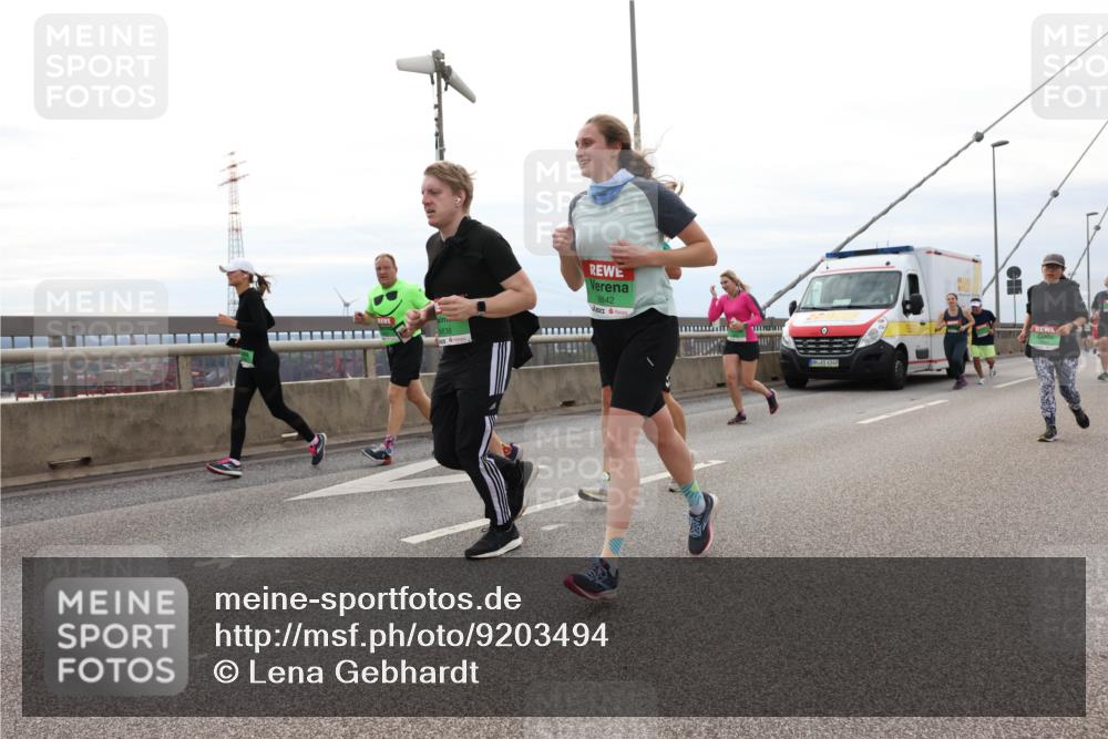 03.10.2025 - Köhlbrandbrückenlauf Lena Gebhardt http://msf.ph/oto/9203494 03.10.2025 15:53:14 Position 2 8838, 8842, 4249 meine-sportfotos.de