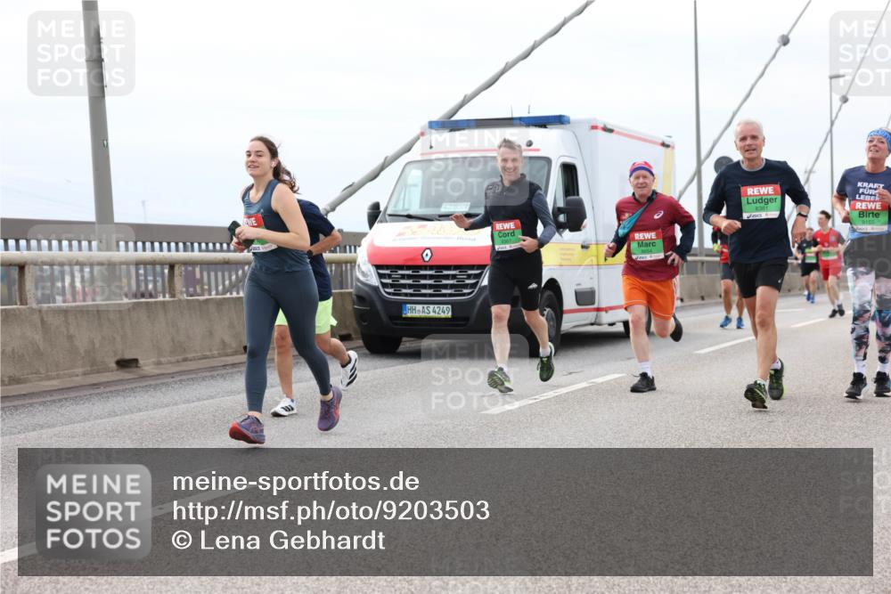 03.10.2025 - Köhlbrandbrückenlauf Lena Gebhardt http://msf.ph/oto/9203503 03.10.2025 15:53:17 Position 2 42, 85, 8381, 9155, 4249 meine-sportfotos.de