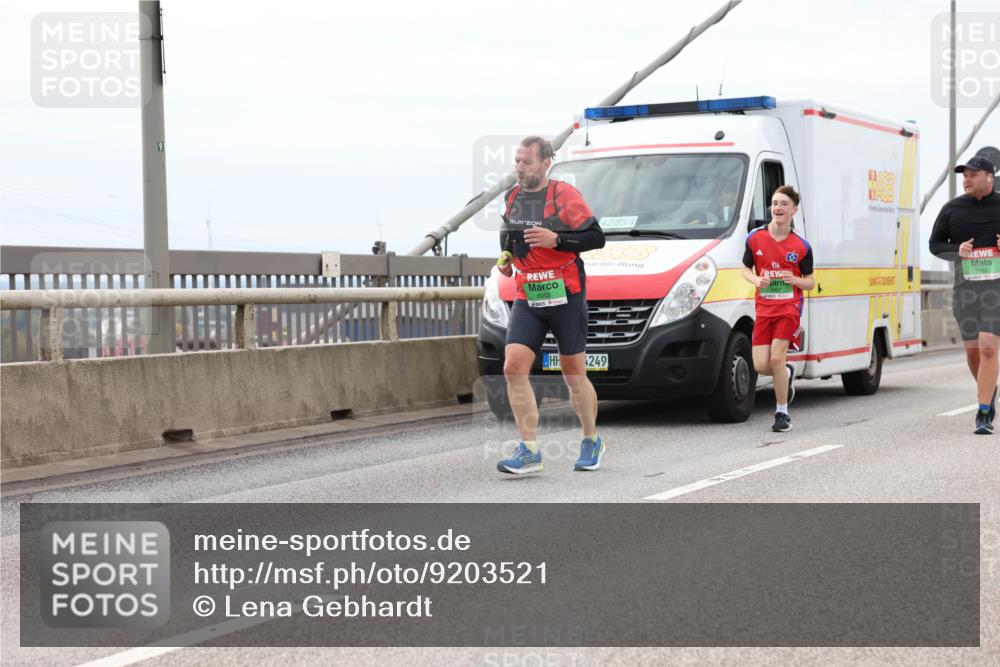03.10.2025 - Köhlbrandbrückenlauf Lena Gebhardt http://msf.ph/oto/9203521 03.10.2025 15:53:21 Position 2 42, 85, 8003, 4249 meine-sportfotos.de