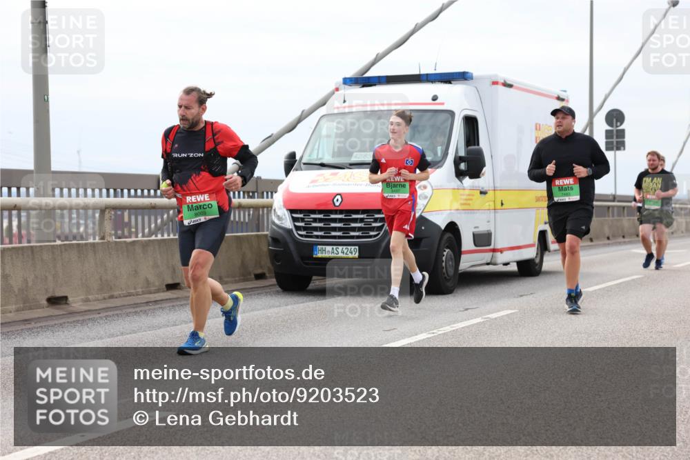 03.10.2025 - Köhlbrandbrückenlauf Lena Gebhardt http://msf.ph/oto/9203523 03.10.2025 15:53:22 Position 2 42, 85, 8497, 7483, 8003, 4249 meine-sportfotos.de