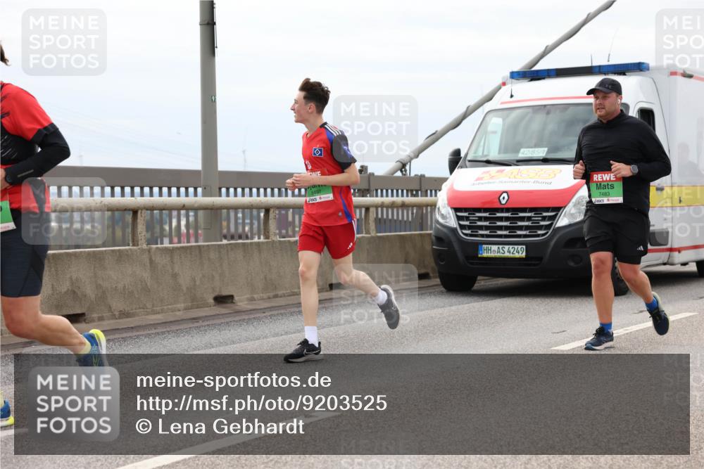 03.10.2025 - Köhlbrandbrückenlauf Lena Gebhardt http://msf.ph/oto/9203525 03.10.2025 15:53:23 Position 2 42, 85, 8497, 4249, 7483 meine-sportfotos.de