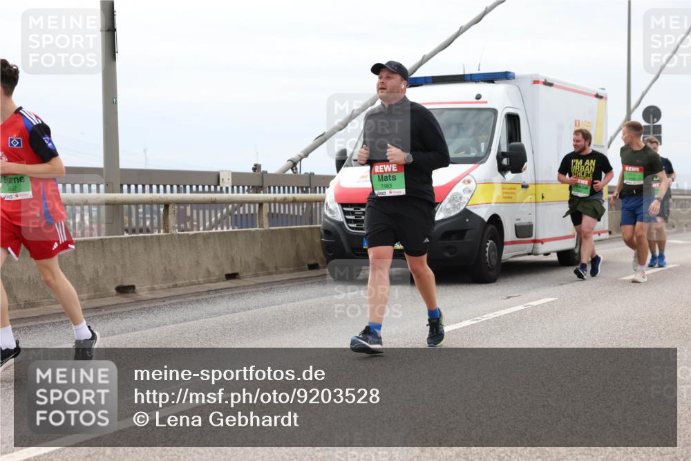 03.10.2025 - Köhlbrandbrückenlauf Lena Gebhardt http://msf.ph/oto/9203528 03.10.2025 15:53:23 Position 2 8437, 7483 meine-sportfotos.de
