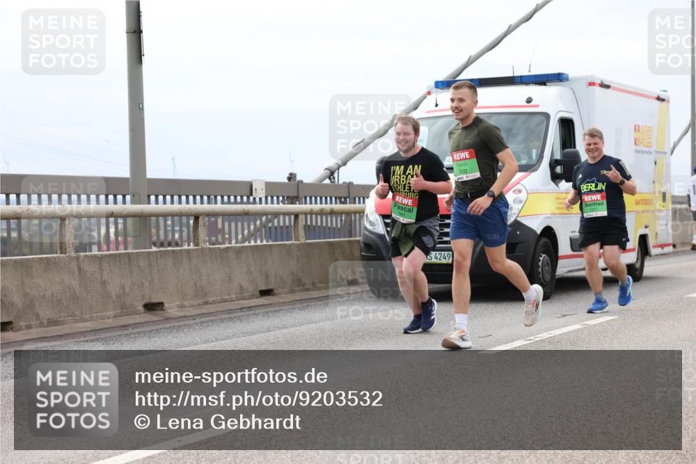 03.10.2025 - Köhlbrandbrückenlauf Lena Gebhardt http://msf.ph/oto/9203532 03.10.2025 15:53:25 Position 2 91, 9722, 4249 meine-sportfotos.de