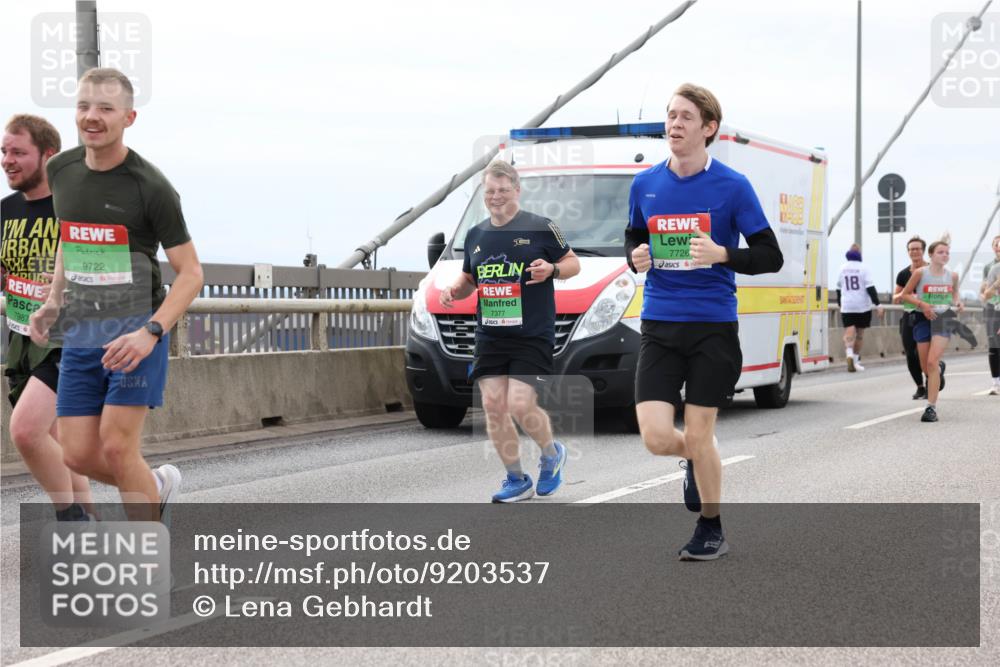 03.10.2025 - Köhlbrandbrückenlauf Lena Gebhardt http://msf.ph/oto/9203537 03.10.2025 15:53:27 Position 2 7987, 9722, 7377, 7726, 18 meine-sportfotos.de